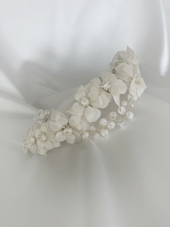 Coroncine per capelli da sposa dal design raffinato fatti a mano in Italia con materiali di alta qualità.